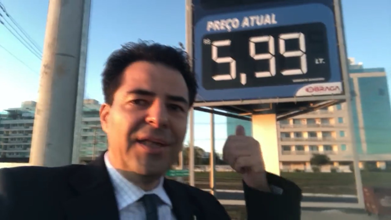Adolfo Sachsida, ministro de Minas e Energia, grava vídeo em posto de gasolina de Brasília