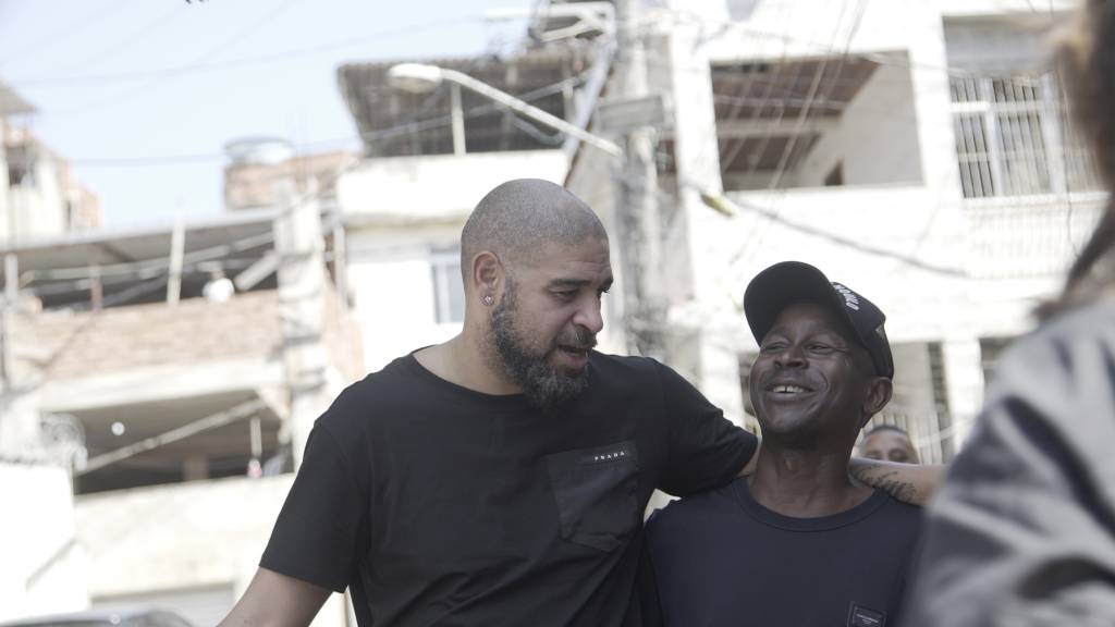 O jogador Adriano Imperador na favela da Vila Cruzeiro para gravar o documentário para a Paramount+