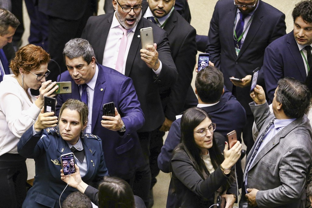 FALTOU CONTEÚDO - Bancada da selfie: muitos vídeos, fotos e polêmicas, mas nenhuma relevância para o país -