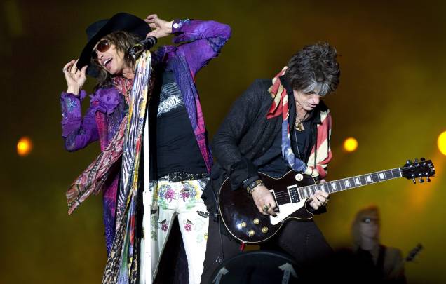 O vocalista Steven Tyler e o guitarrista Joe Perry da banda americana Aerosmith, se apresentam em Solvesborg, Suécia em 10/06/2010.
