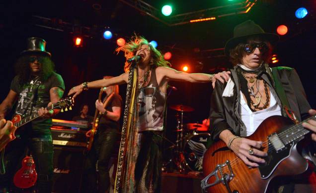 O guitarrista Slash, vocalista Steven Tyler e Joe Perry da banda americana Aerosmith, no Whisky A Go Go, em Los Angeles,  08/04/2014.