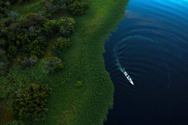 Pesquisadores no barco do Instituto Mamirauá na área do Lago Maciel na Reserva de Desenvolvimento Sustentável, estado do Amazonas, Brasil. 28/06/2020.