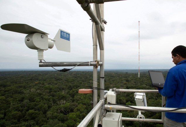 Um trabalhador monitora o Amazon Tall Tower Observatory em São Sebastião do Uatuma no meio da floresta amazônica no estado do Amazonas, 09/01/2019.