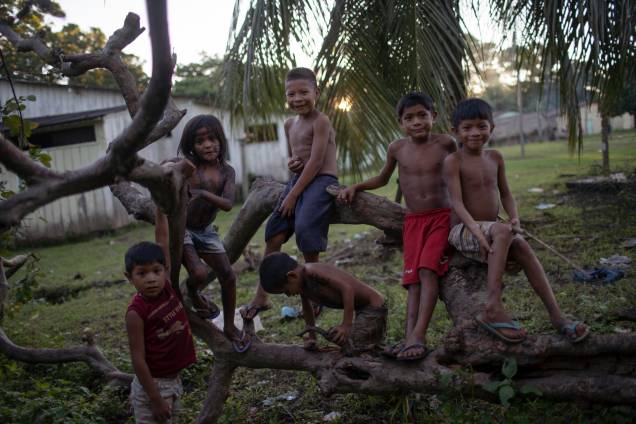 Crianças indígenas da Tribo Arara brincam no Laranjal, na terra indígena Arara, estado do Pará, em 15/03/2019.