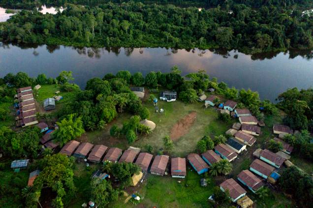 Vista aérea mostrando o acampamento tribal do Laranjal ao longo do rio Iriri na terra indígena Arara, estado do Pará, na floresta amazônica, em 14/03/2020.