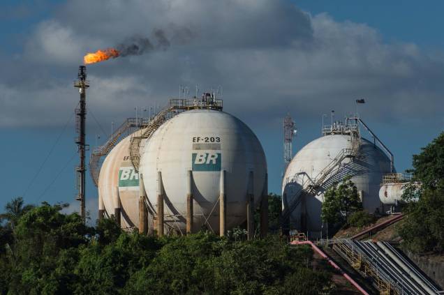 Tanques de gás da Petrobras ao longo do rio Negro em Manaus, estado do Amazonas, região com grande potencial de reservas naturais, em 23/11/2018.