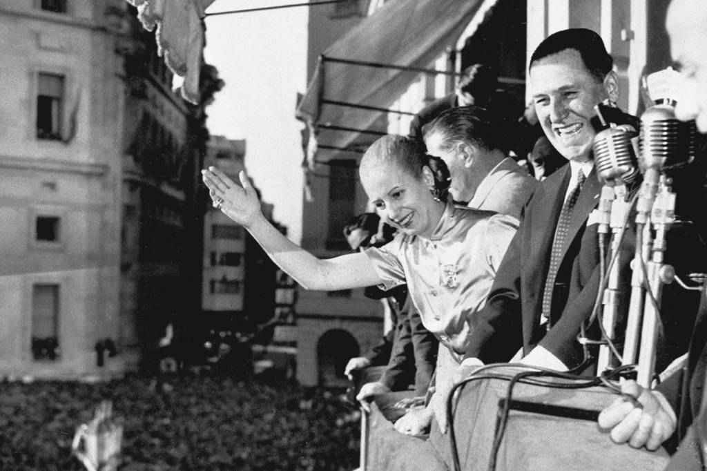 ÍDOLO POP - Eva e o marido, Perón, no auge da popularidade: a “mãe dos descamisados” era o maior trunfo do ditador -