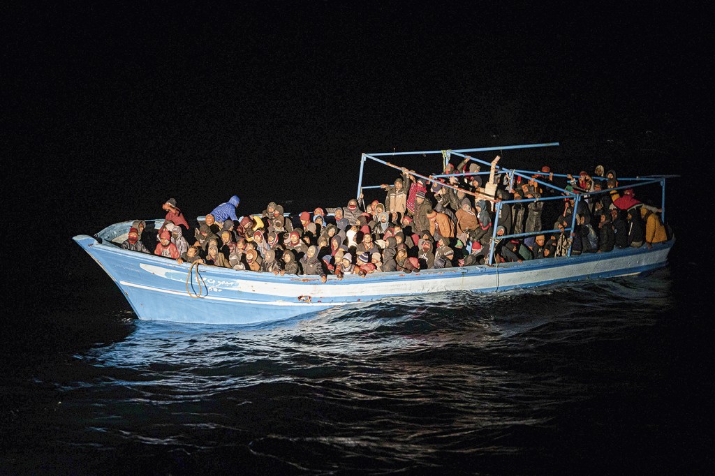 VIDAS EM RISCO - Mar Mediterrâneo: bote lotado de pessoas em busca de abrigo -