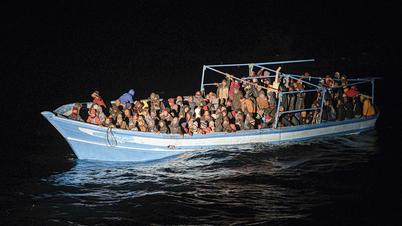 VIDAS EM RISCO - Mar Mediterrâneo: bote lotado de pessoas em busca de abrigo -