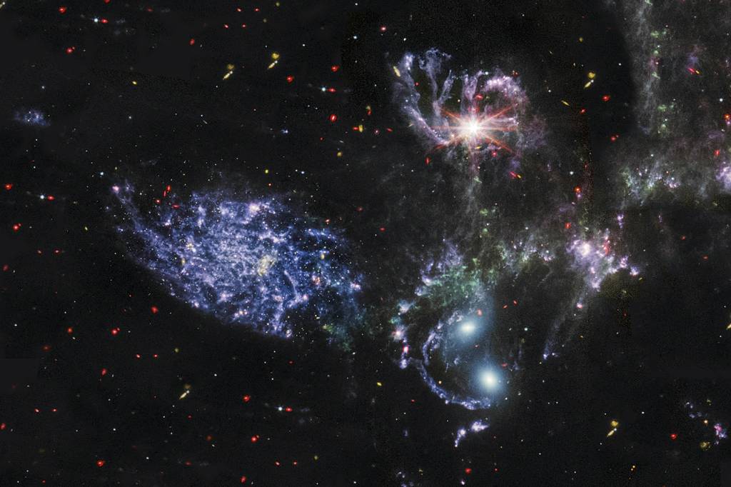 QUINTETO DE STEPHAN - Grupo de cinco galáxias localizado na constelação de Pegasus, foi identificado em 1877. Com exceção da NGC 7320, quatro estão a cerca de 250 milhões de anos-luz de distância -