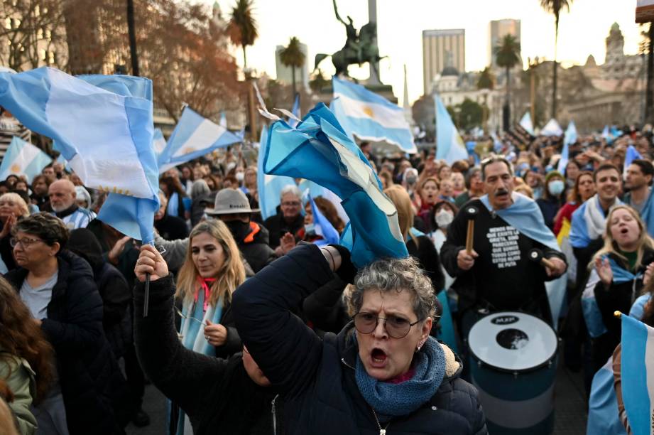 Opositores ao governo do presidente da Argentina, Alberto Fernandez, realizam um protesto em frente ao palácio presidencial Casa Rosada, em Buenos Aires, 09/07/2022.