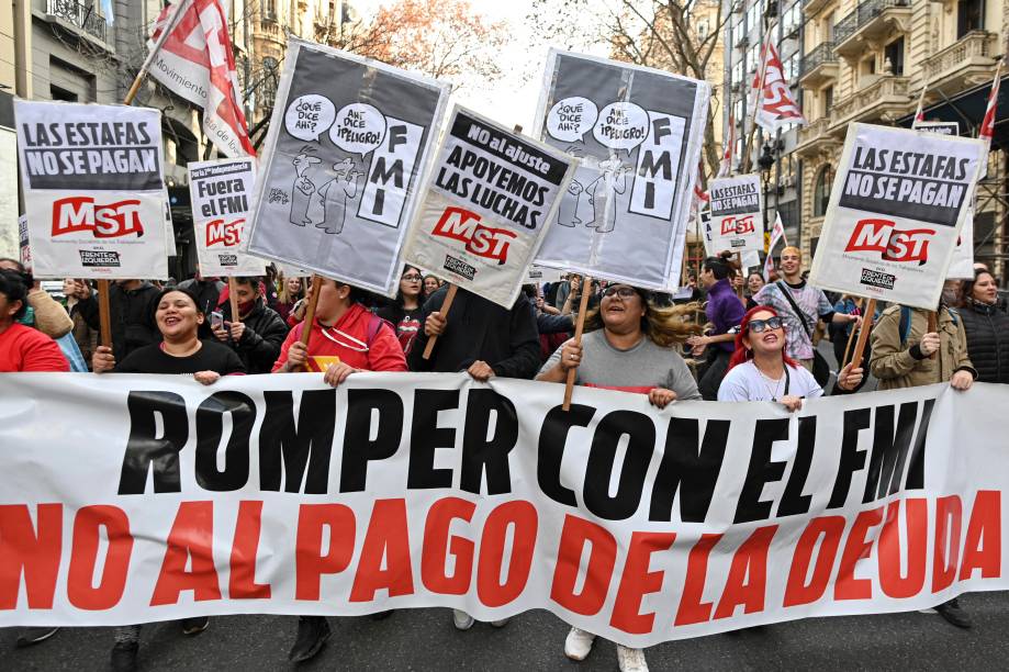 Opositores ao governo do presidente da Argentina, Alberto Fernandez, realizam um protesto em frente ao palácio presidencial Casa Rosada, em Buenos Aires, 09/07/2022.