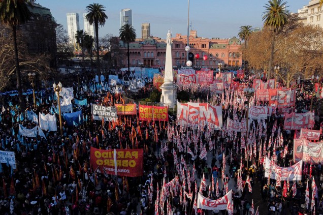 Opositores ao governo do presidente da Argentina, Alberto Fernandez, realizam um protesto em frente ao palácio presidencial Casa Rosada, em Buenos Aires, 09/07/2022.