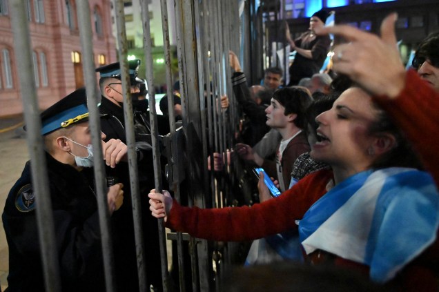 Opositores ao governo do presidente da Argentina, Alberto Fernandez, realizam um protesto em frente ao palácio presidencial Casa Rosada, em Buenos Aires, 09/07/2022.