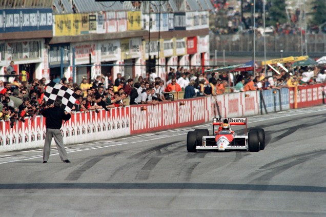 Ayrton Senna do Brasil pilotando um McLaren N1, vence o GP de fórmula 1 de San Marino, Itália, 23/04/1989.