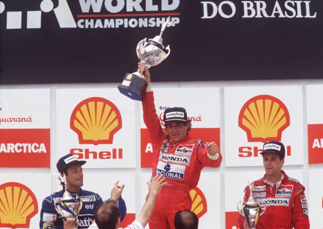 Ayrton Senna do Brasil, no pódio, comemora sua vitória no GP de Fórmula 1, no circuíto de Interlagos, São Paulo, 1991.