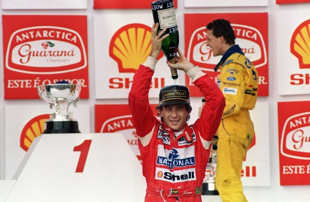Ayrton Senna do Brasil com seu carro McLaren, comemora a vitória no GP de Fórmula 1 de São Paulo, no autódromo de Interlagos, 28/03/1993.