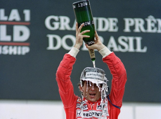 Ayrton Senna do Brasil, comemora sua vitória no GP de Fórmula 1, no pódio de Interlagos, São Paulo 24/03/1991.