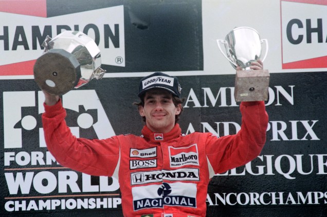 O piloto brasileiro Ayrton Senna da Mclaren, comemora sua vitória no GP da Bélgica de Fórmula 1, em 27/08/1989.