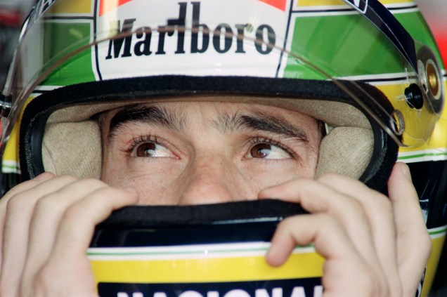 Close do piloto brasileiro Ayrton Senna, durante 0s treinos para o GP da Hungria de Fórmula 1, em 12/08/1989.