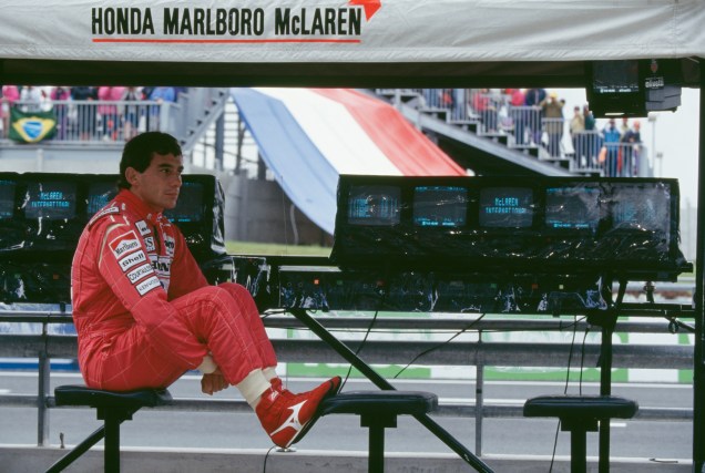 O piloto brasileiro de Fórmula 1 Ayrton Senna, acompanha a corrida de Magny Cours na França, após ter abandonado a prova, 05/07/1992.