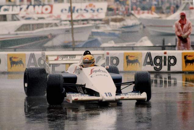 O piloto brasileiro Ayrton Senna com a Toleman-Hart TG184, debaixo de chuva no GP de Fórmula 1 de Monte Carlo, Mônaco, em 03/06/1984. O piloto brasileiro Ayrton Senna com a Toleman-Hart TG184, debaixo de chuva no GP de Fórmula 1 de Monte Carlo, Mônaco, em 03/06/1984.