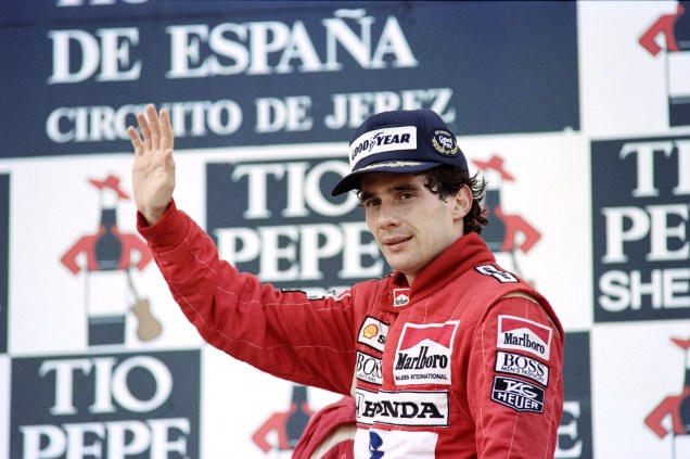 Ayrton Senna comemora a vitória com seu carro Mclaren, no GP da Espanha de Fórmula 1, em 01/10/1989.