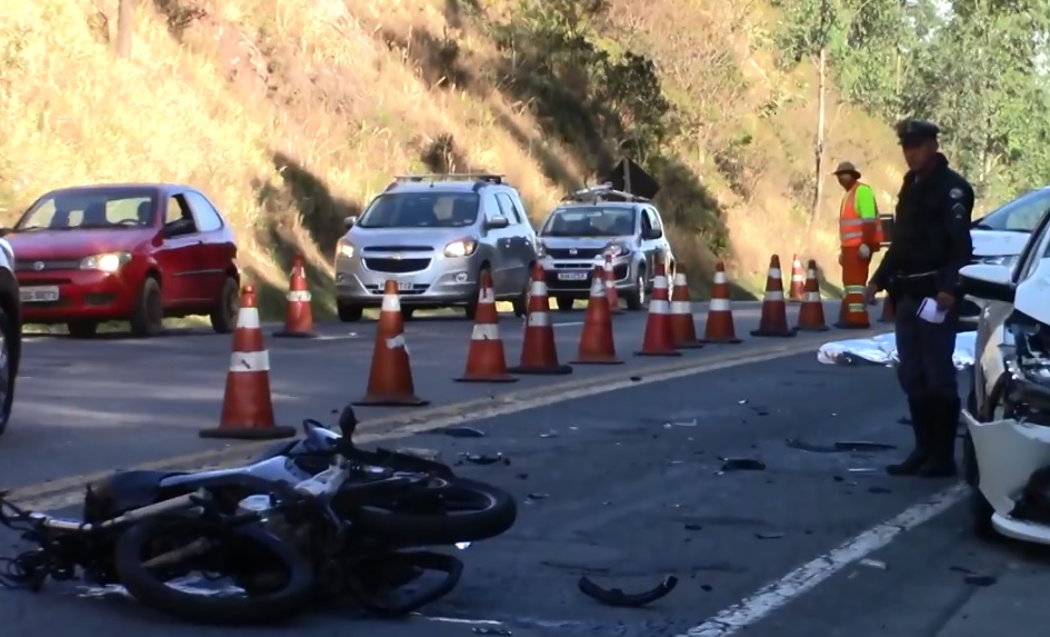 Acidente na estrada: motociclista morto