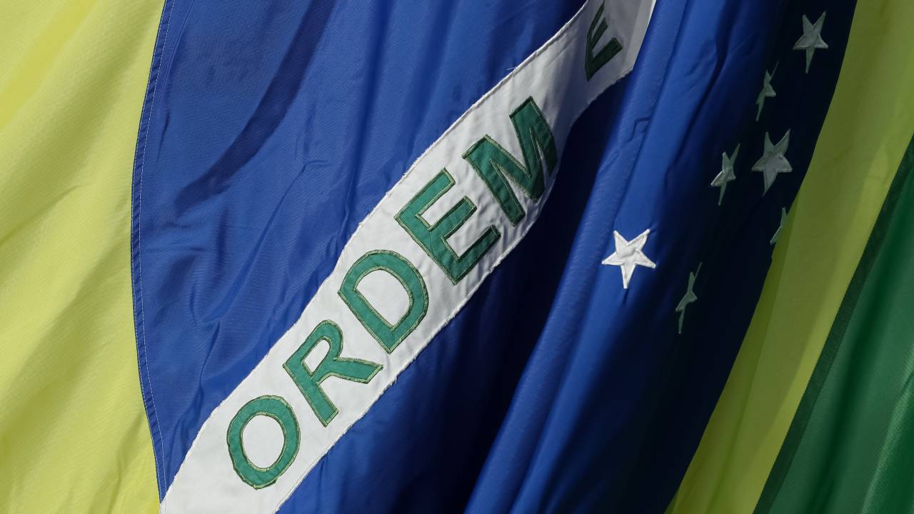 (Brasília - DF, 09/06/2020) Hasteamento da Bandeira Nacional.Foto: Marcos Corrêa/PR