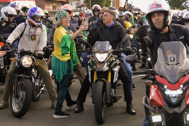 O presidente e pré candidato `a reeleição Jair Bolsonaro, em sua chegada na cidade mineira de Juíz de Fora, participa de uma motociata, em 15/07/2022. O presidente e pré candidato `a reeleição Jair Bolsonaro, em sua chegada na cidade mineira de Juíz de Fora, participa de uma motociata, em 15/07/2022.