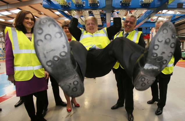 O primeiro-ministro britânico Boris Johnson durante uma visita à fábrica da Wrightbus Chassis em Antrim, Irlanda do Norte, em 29/02/2016.