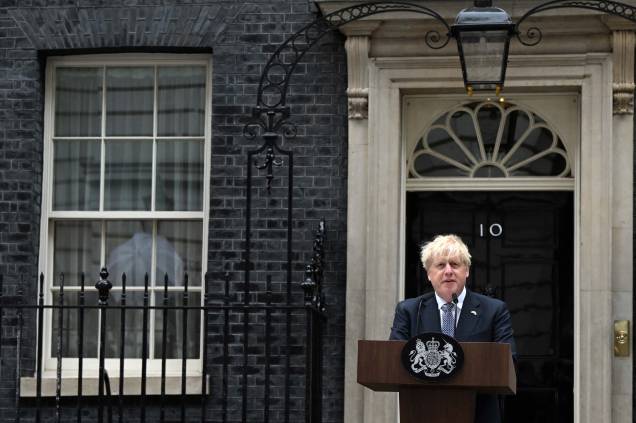 O primeiro-ministro da Grã-Bretanha, Boris Johnson, faz sua declaração de renúncia, em frente à 10 Downing Street, em 07/07/2022.
