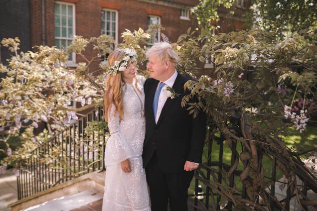 O primeiro-ministro britânico Boris Johnson e sua esposa Carrie Johnson no jardim da 10 Downing Street, Londres, após o casamento, em 29/05/2021.