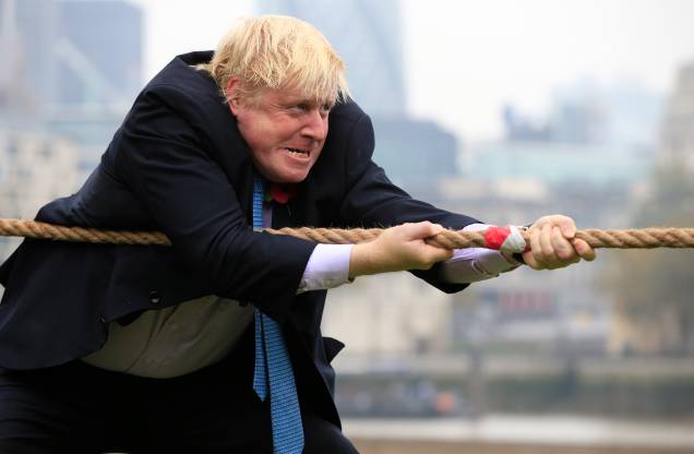 O prefeito de Londres Boris Johnson em ação durante um concurso de cabo de guerra no lançamento do London Poppy Day, no Potters Field, em Londres, 27/08/2015.
