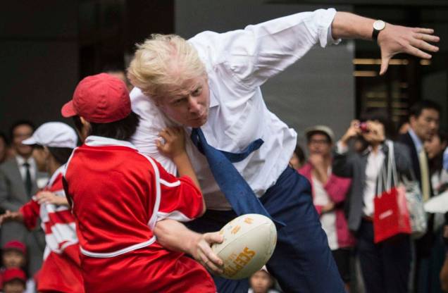 Boris Johnson participa de um torneio de Street Rugby em uma rua de Tóquio, em 15/10/2015.