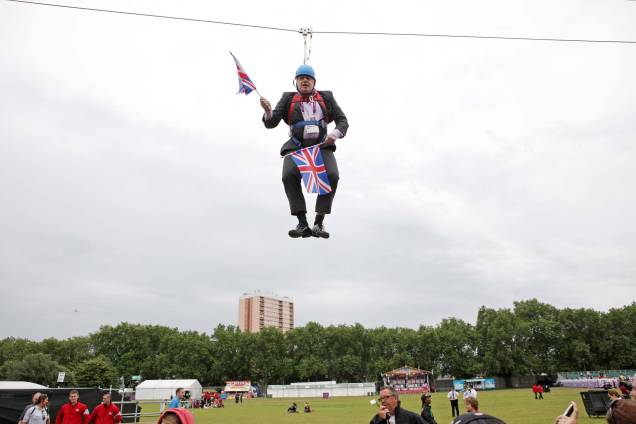 O então Prefeito de Londres Boris Johnson em uma tirolesa, no Victoria Park, Londres, em 01/08/2012.