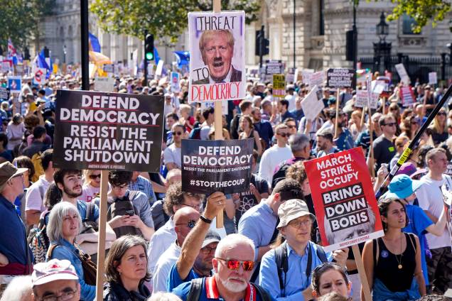 Manifestantes seguram cartazes durante protesto contra a decisão de suspender o parlamento nas últimas semanas antes do Brexit nos arredores de Downing Street, em Londres, em 31/08/2019.