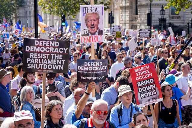 Manifestantes seguram cartazes durante protesto contra a decisão de suspender o parlamento nas últimas semanas antes do Brexit nos arredores de Downing Street, em Londres, em 31/08/2019.