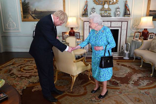 A rainha britânica Elizabeth II recebe o recém-eleito líder do partido conservador Boris Johnson durante uma audiência no Palácio de Buckingham, em Londres, 24/07/2019.