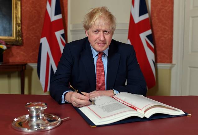 O primeiro-ministro Boris Johnson durante a assinatura da Lei oficial da União Europeia (Acordo de Retirada), na 10 Downing Street, em Londres, 24/01/2020.
