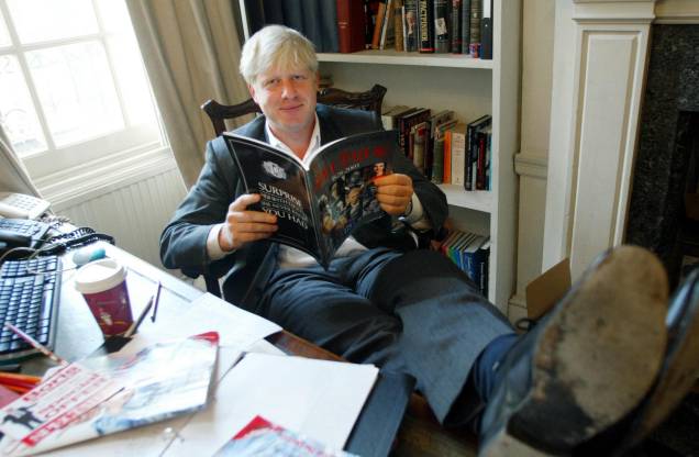 O então editor da revista The Spectator, Boris Johnson, em seu escritório em Londres lendo a edição de aniversário da The Spectator, fazendo 175 anos de publicação, em 25/09/2003.