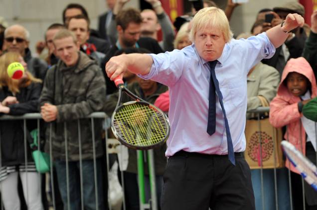 O então prefeito de Londres, Boris Johnson joga tênis durante o Dia Paralímpico Internacional em Trafalgar Square, centro de Londres, em 08/01/2011.