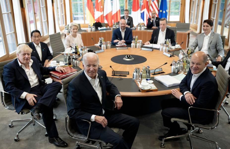 Presidente dos EUA Joe Biden, chanceler alemão Olaf Scholz, primeiro-ministro canadense Justin Trudeau, primeiro-ministro italiano Mario Draghi, presidente do Conselho Europeu Charles Michel, presidente da Comissão Europeia Ursula von der Leyen, primeiro-ministro japonês Fumio Kishida e britânico O primeiro-ministro Boris Johnson, durante a cúpula dos líderes do G7 no castelo Schloss Elmau, na Baviera. Alemanha, em 28/06/2022.