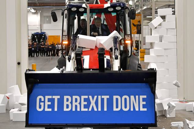 O primeiro-ministro Boris Johnson dirige um trator, derrubando um muro simbólico em campanha ao Brexit, do Reino Unido, sair da Comunidade Européia.