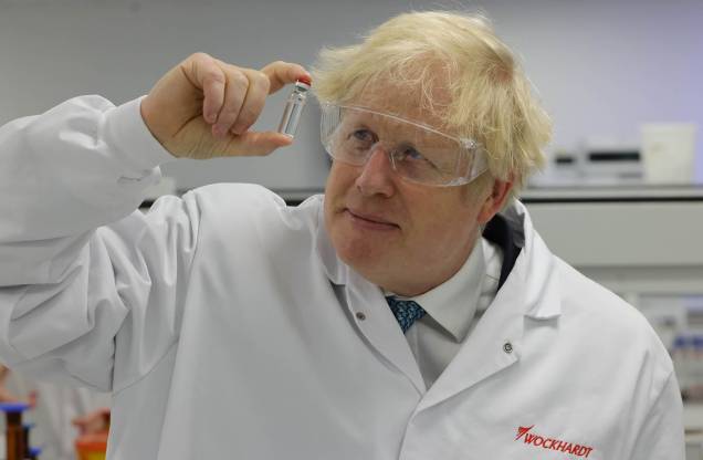 O primeiro-ministro Boris Johnson segura a vacina Oxford/AstraZeneca Covid em uma visita à empresa global farmacêutica e de biotecnologia Wockhardt em Wrexham, em 30/11/2020.