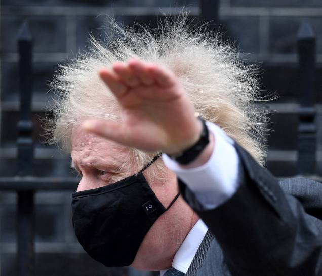 O primeiro-ministro da Grã-Bretanha, Boris Johnson, usando uma máscara, deixa a 10 Downing Street, no centro de Londres, em 10/02/2021.