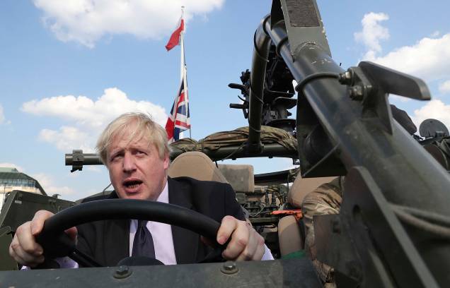 O então secretário de Relações Exteriores da Grã-Bretanha, Boris Johnson, em um veículo militar das forças armadas britânicas baseado em Orzysz, Polônia em 2016.
