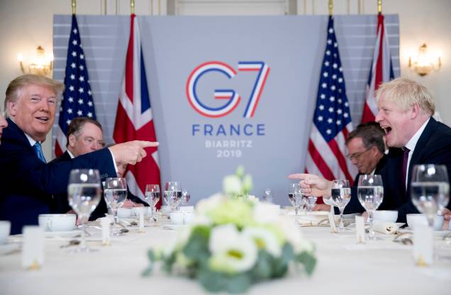 O presidente dos EUA, Donald Trump e o primeiro-ministro britânico, Boris Johnson, participam de um café da manhã de trabalho no Hotel du Palais, à margem da cúpula do G-7 em Biarritz, França, em 25/08/2019.