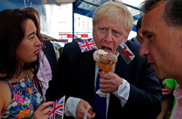 O candidato à liderança do Partido Conservador, Boris Johnson, come um sorvete em Barry Island, País de Gales, em 06/07/2019.