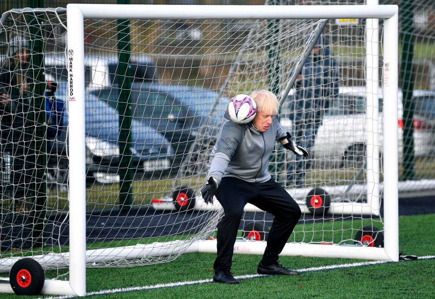 O primeiro-ministro britânico Boris Johnson de goleiro, antes de uma partida de futebol feminino entre Hazel Grove United JFC e Poynton, enquanto faz campanha em Cheadle Hulme, Inglaterra, 07/11/2019.